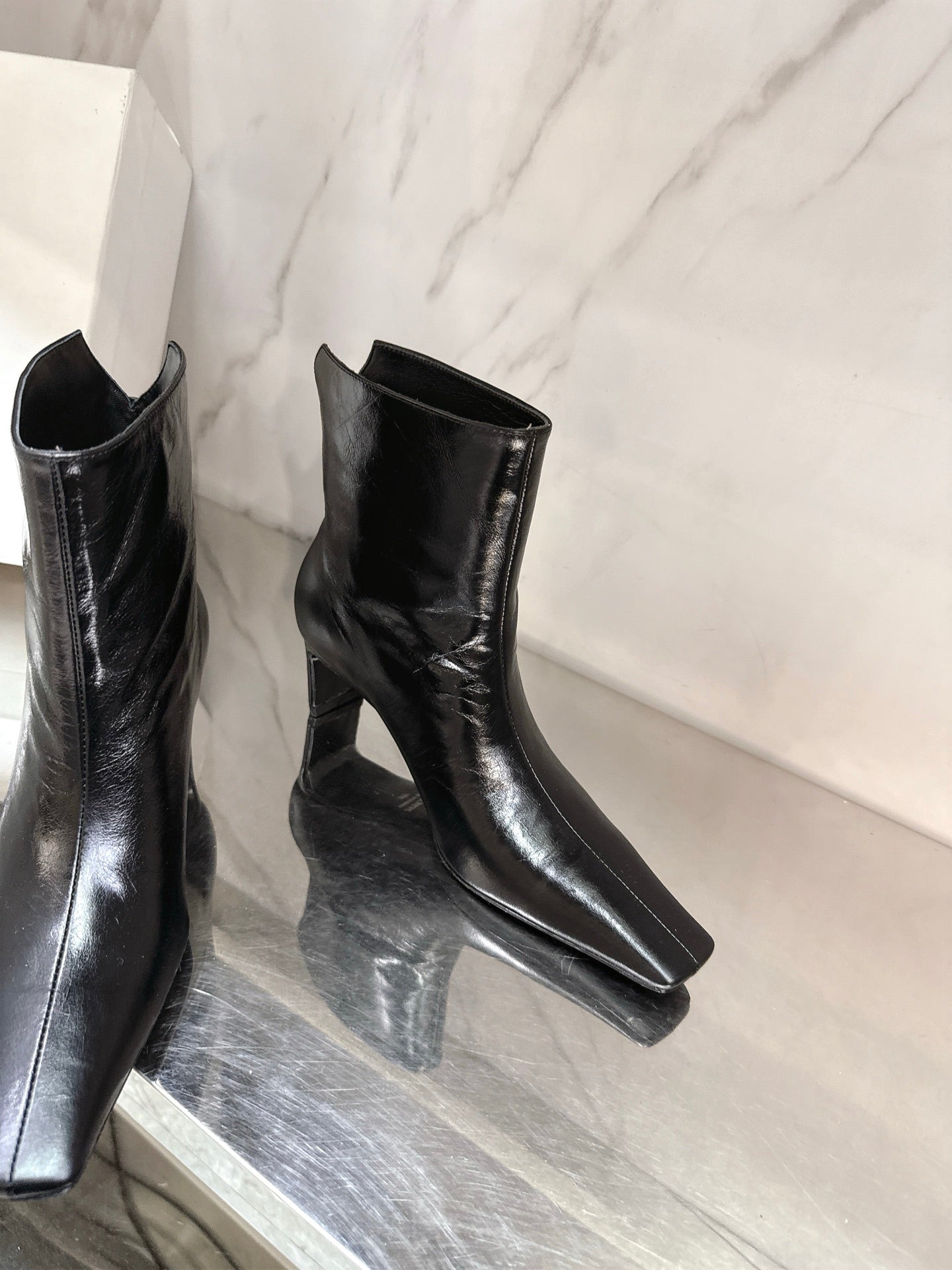 Khaite 2025 أحذية جلدية بكعب رفيع