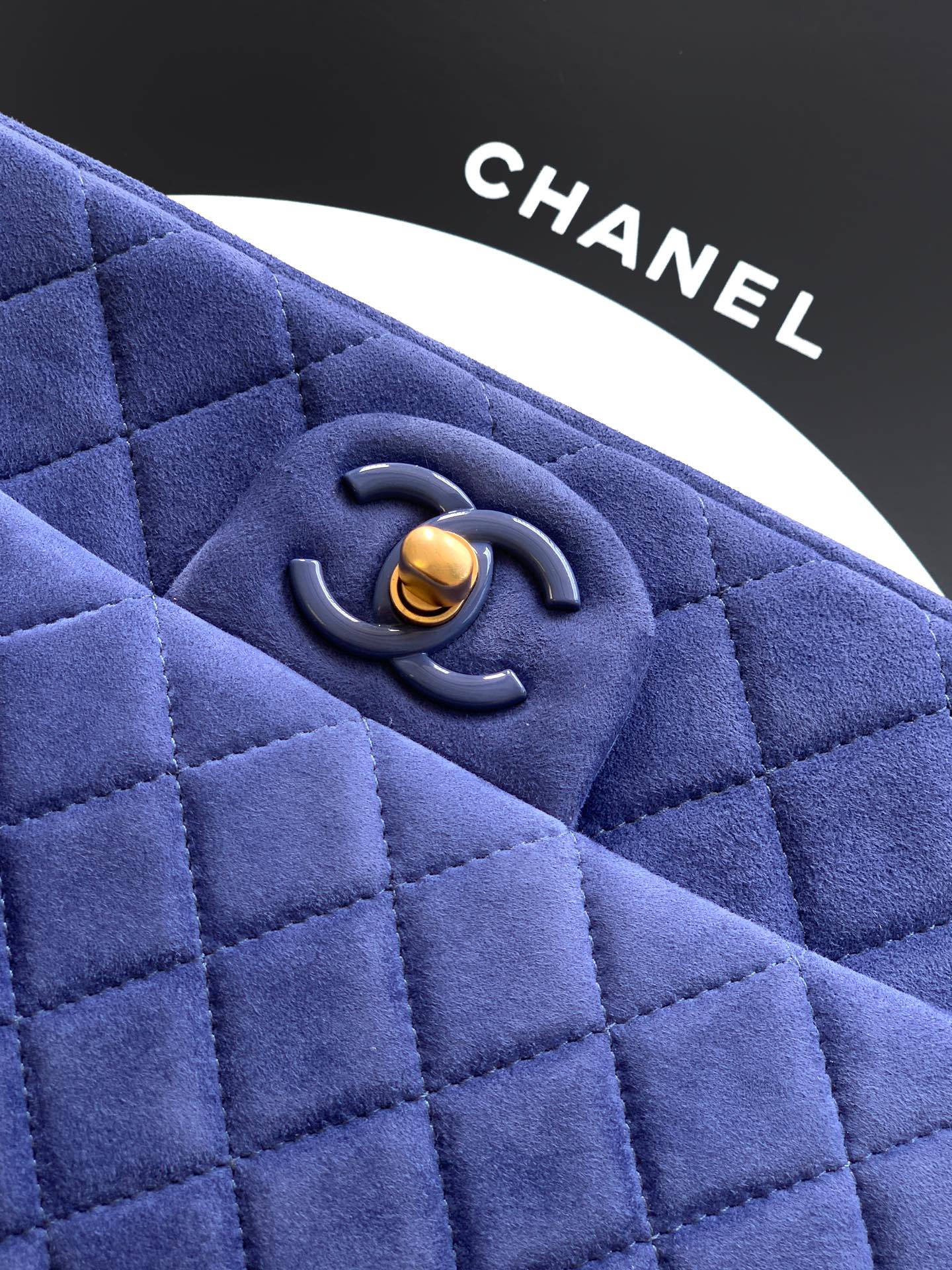 Chanel Kraliyet Mavisi 26C – Mat & Süet Deri Klasik Kapaklı Çanta