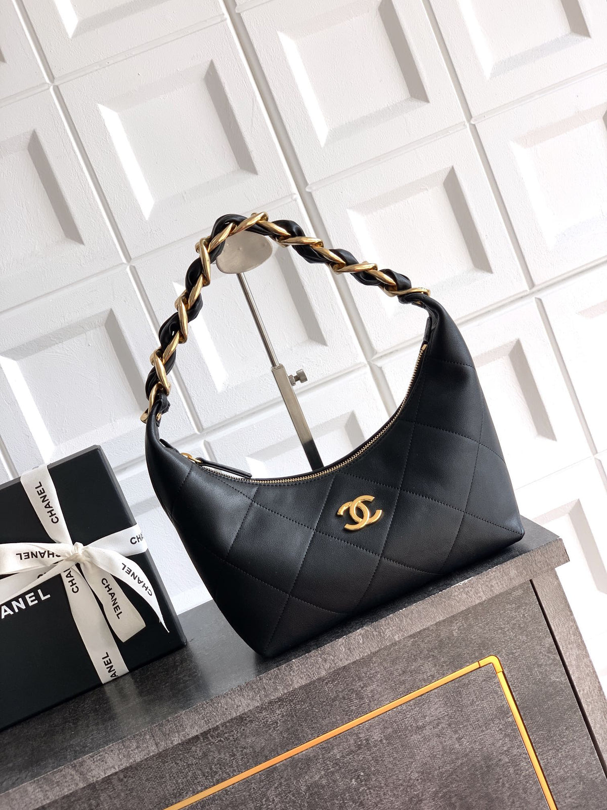 Chanel 25 Ayar Hippi Hobo Çanta – Vintage Altın Zincirli Tasarım