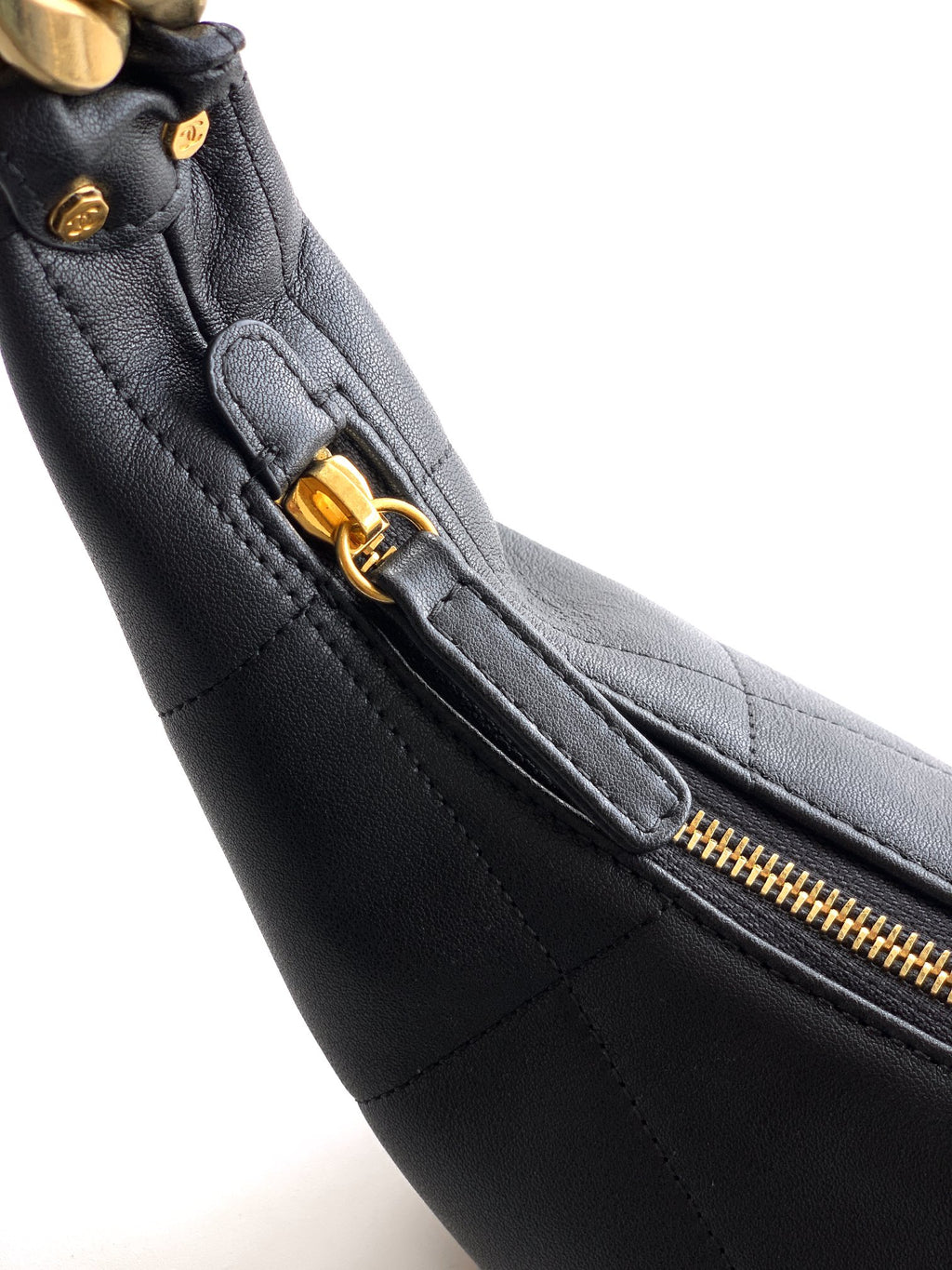 Chanel 25 Ayar Hippi Hobo Çanta – Vintage Altın Zincirli Tasarım