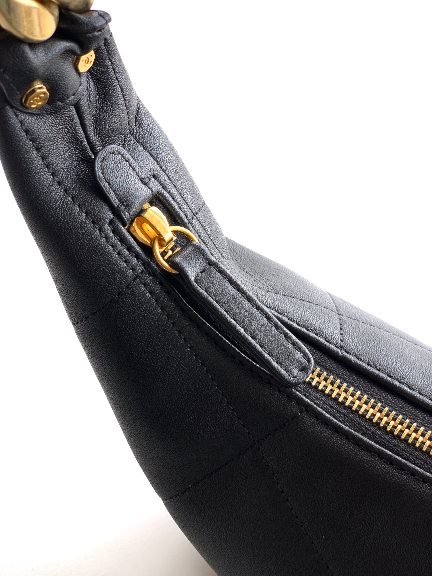 Chanel 25 Ayar Hippi Hobo Çanta – Vintage Altın Zincirli Tasarım