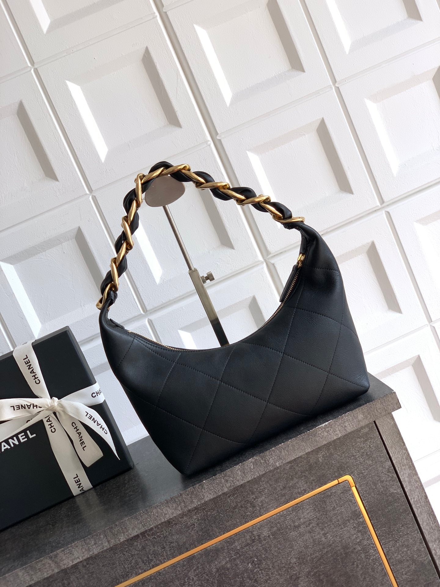 Chanel 25 Ayar Hippi Hobo Çanta – Vintage Altın Zincirli Tasarım