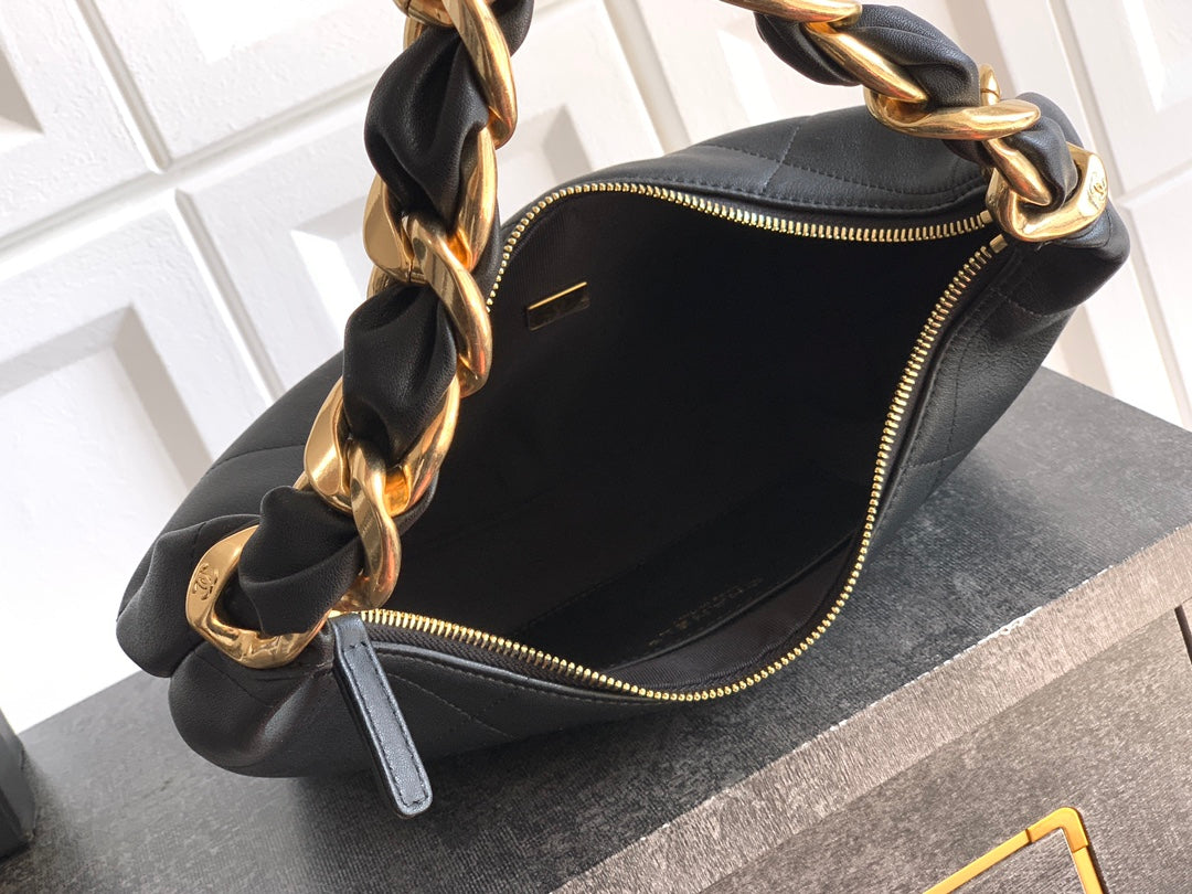 Chanel 25 Ayar Hippi Hobo Çanta – Vintage Altın Zincirli Tasarım
