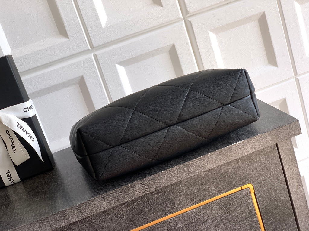 Chanel 25 Ayar Hippi Hobo Çanta – Vintage Altın Zincirli Tasarım