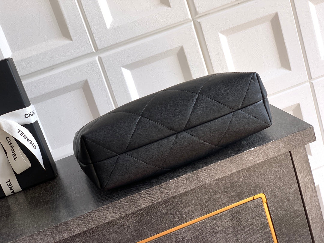Chanel 25 Ayar Hippi Hobo Çanta – Vintage Altın Zincirli Tasarım