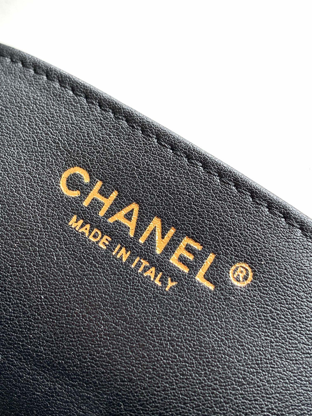 Chanel 25 Ayar Hippi Hobo Çanta – Vintage Altın Zincirli Tasarım