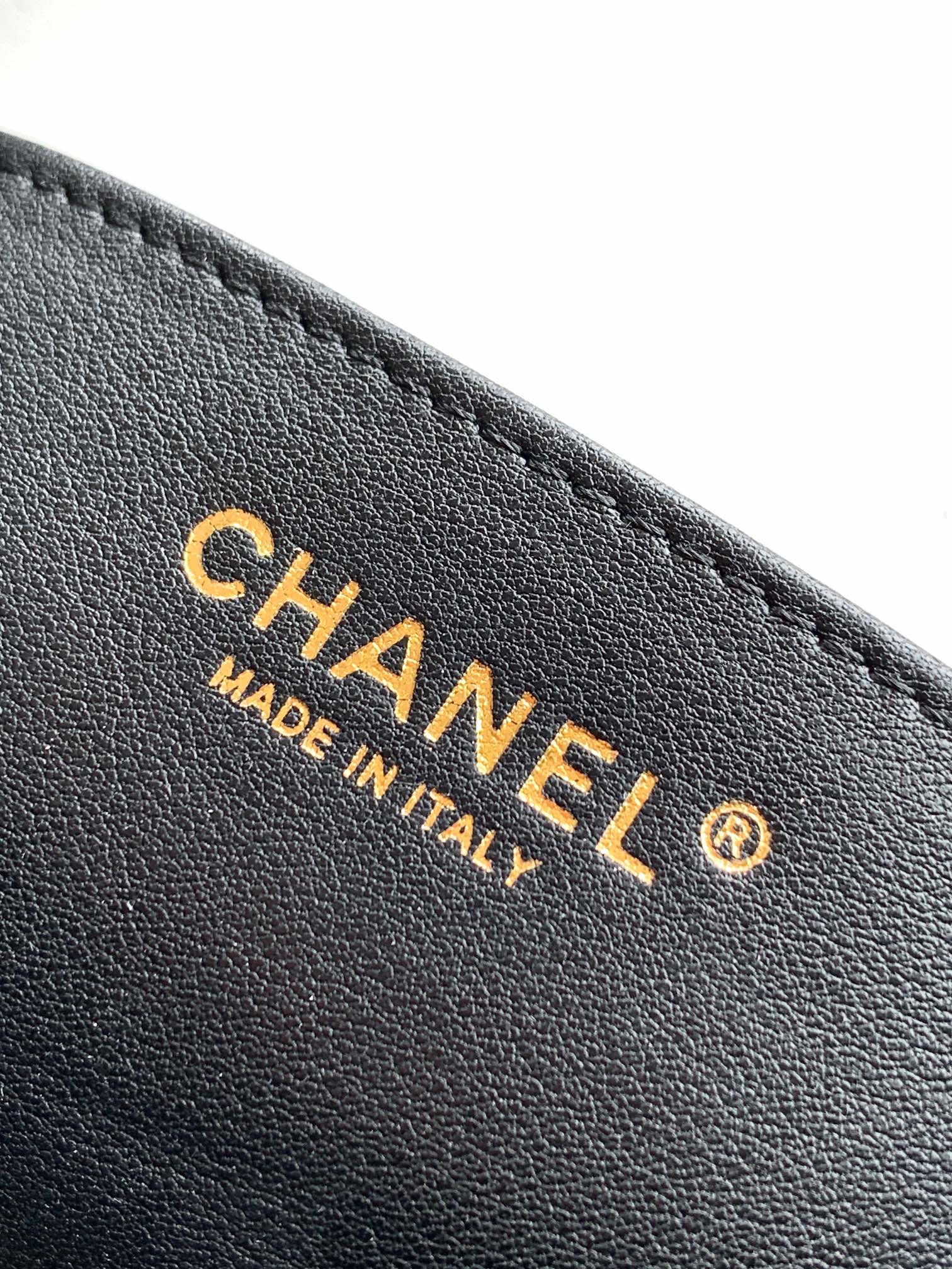 Chanel 25 Ayar Hippi Hobo Çanta – Vintage Altın Zincirli Tasarım