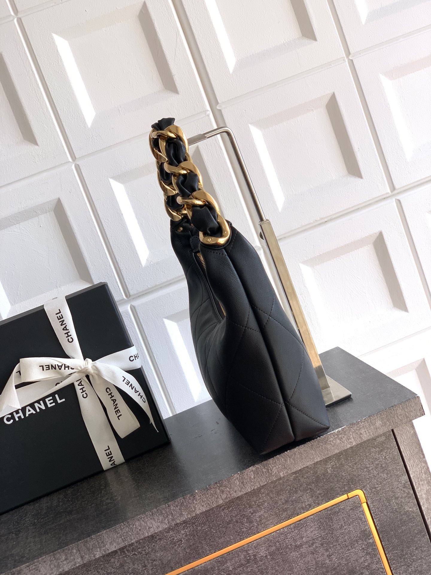 Chanel 25 Carat Hippie Hobo Bag – Vintage Gold Chain Design