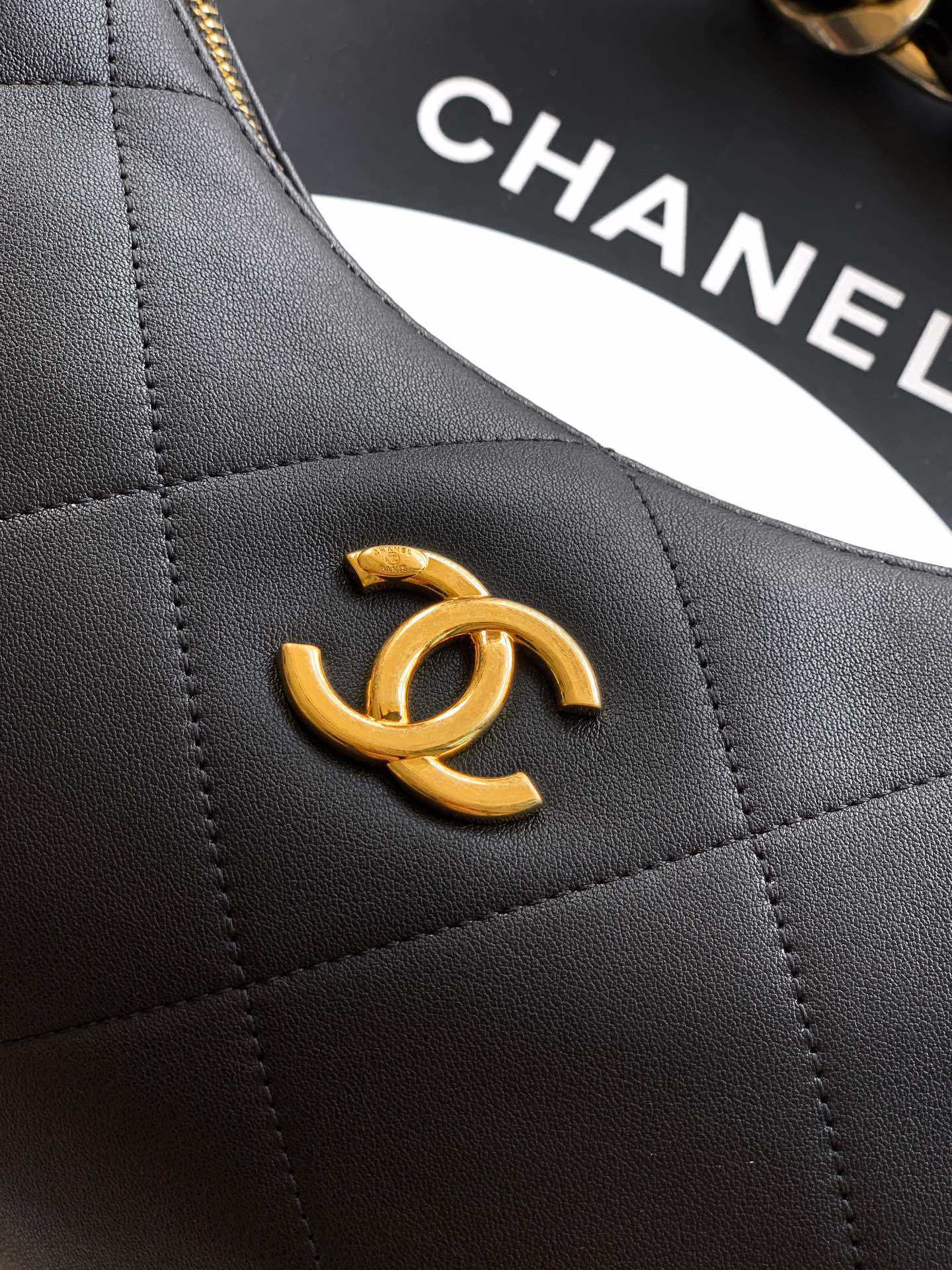 Chanel 25 Ayar Hippi Hobo Çanta – Vintage Altın Zincirli Tasarım