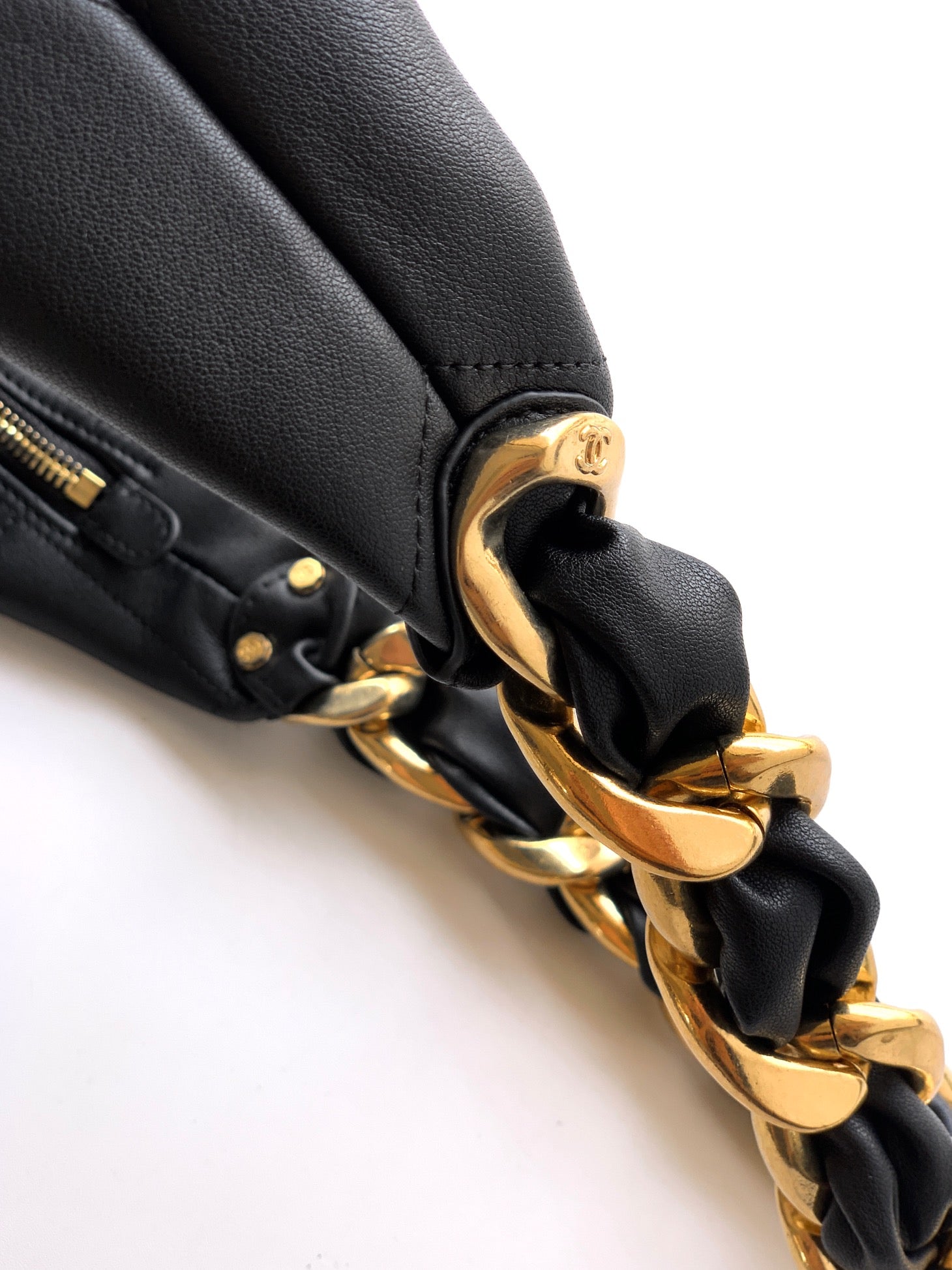 Chanel 25 Ayar Hippi Hobo Çanta – Vintage Altın Zincirli Tasarım