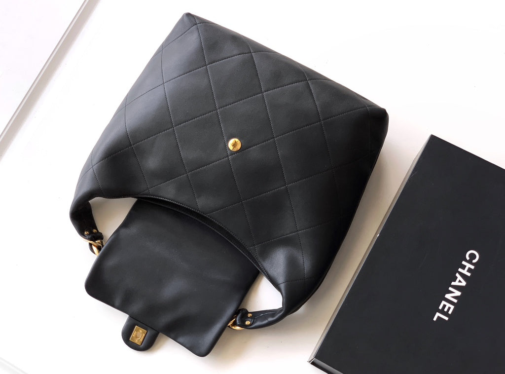 Chanel 25K Hippi Hobo Maxi Çanta – Parlak Dana Deri