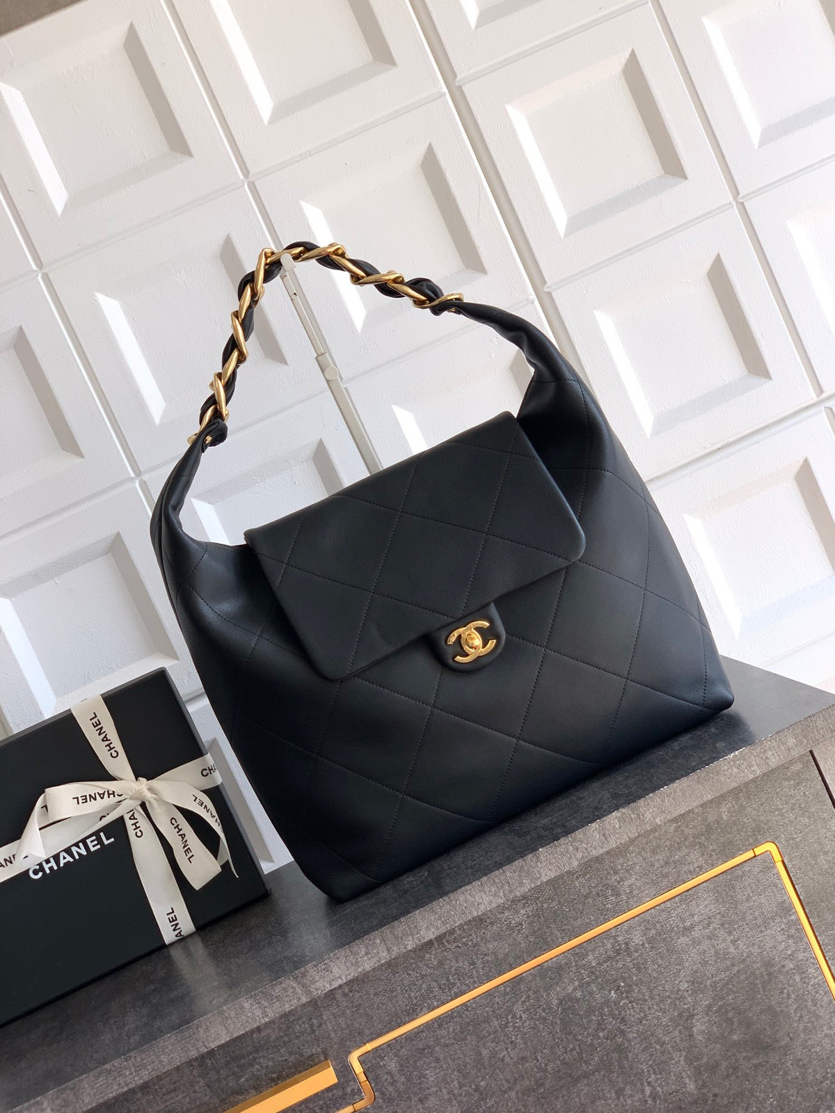 Chanel 25K Hippi Hobo Maxi Çanta – Parlak Dana Deri