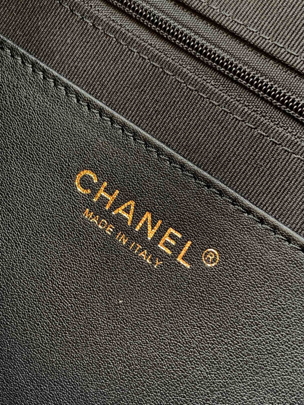 Chanel 25K Hippi Hobo Maxi Çanta – Parlak Dana Deri