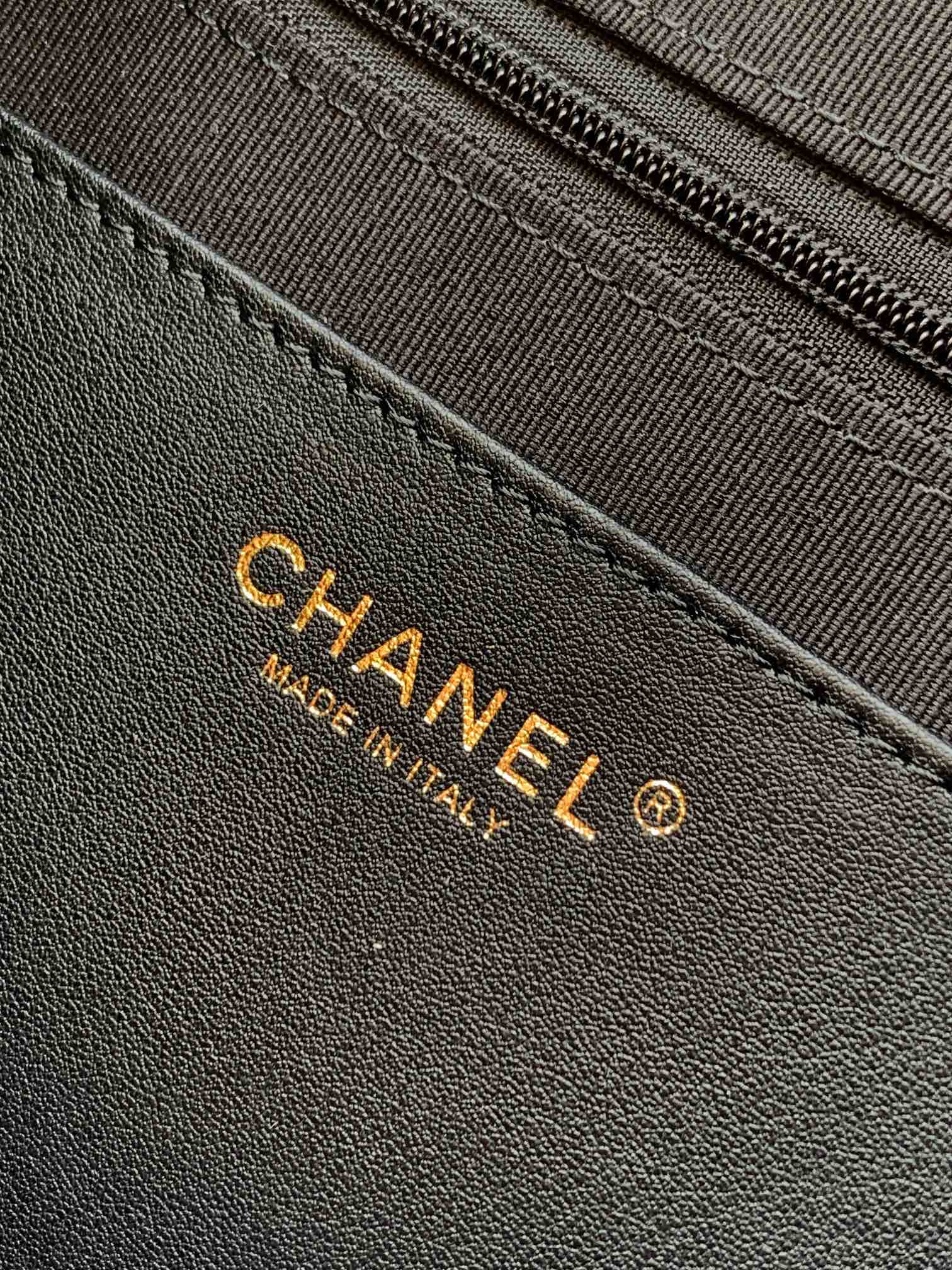 Chanel 25K Hippi Hobo Maxi Çanta – Parlak Dana Deri