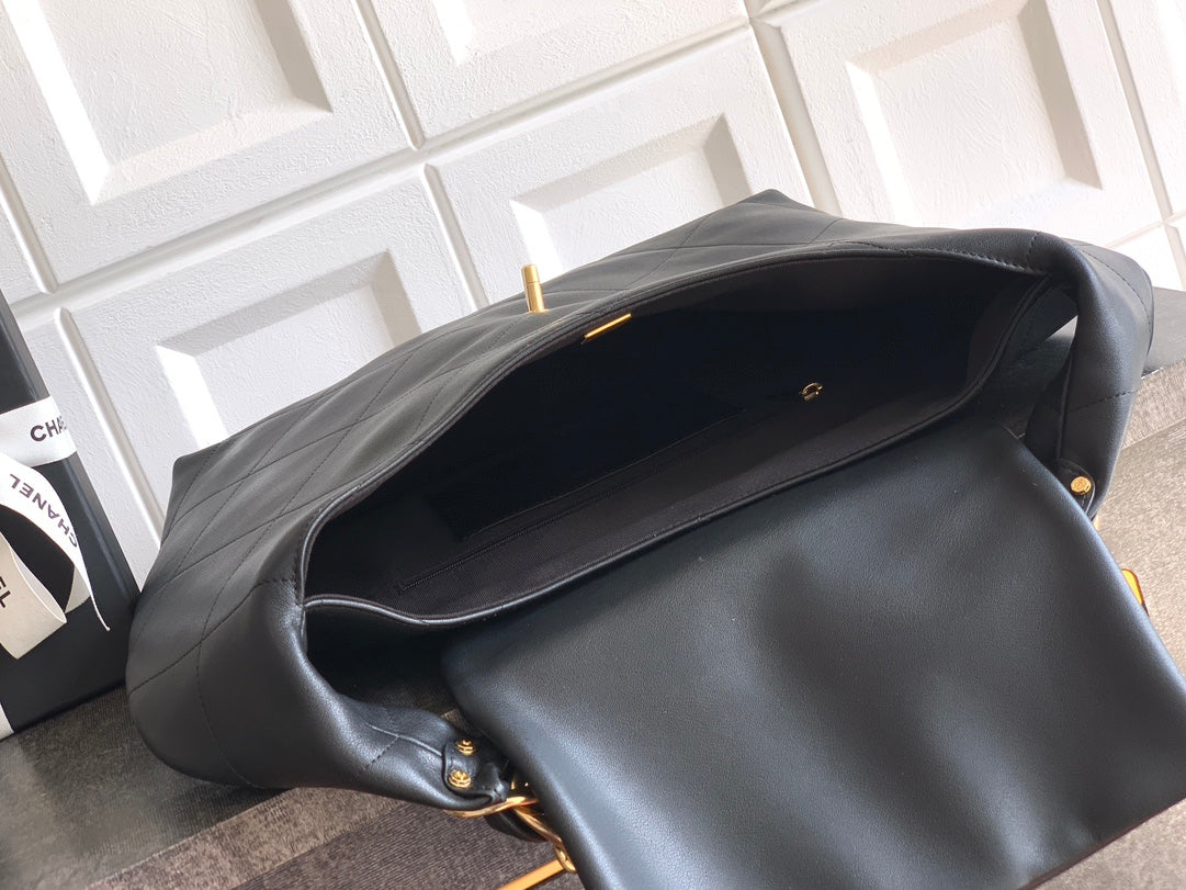 Chanel 25K Hippi Hobo Maxi Çanta – Parlak Dana Deri