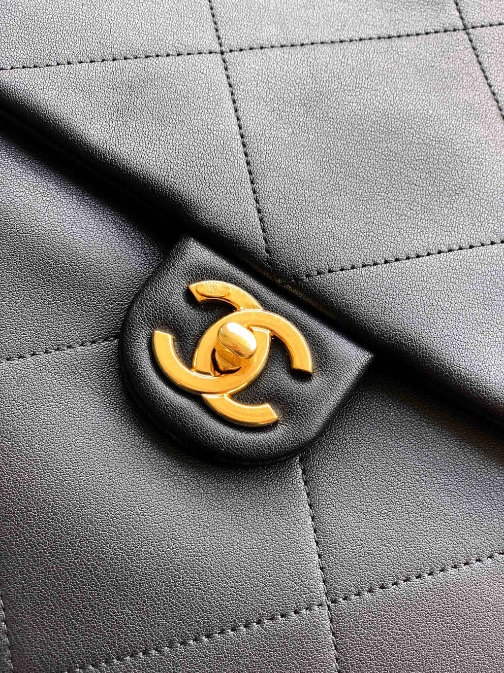 Chanel 25K Hippi Hobo Maxi Çanta – Parlak Dana Deri
