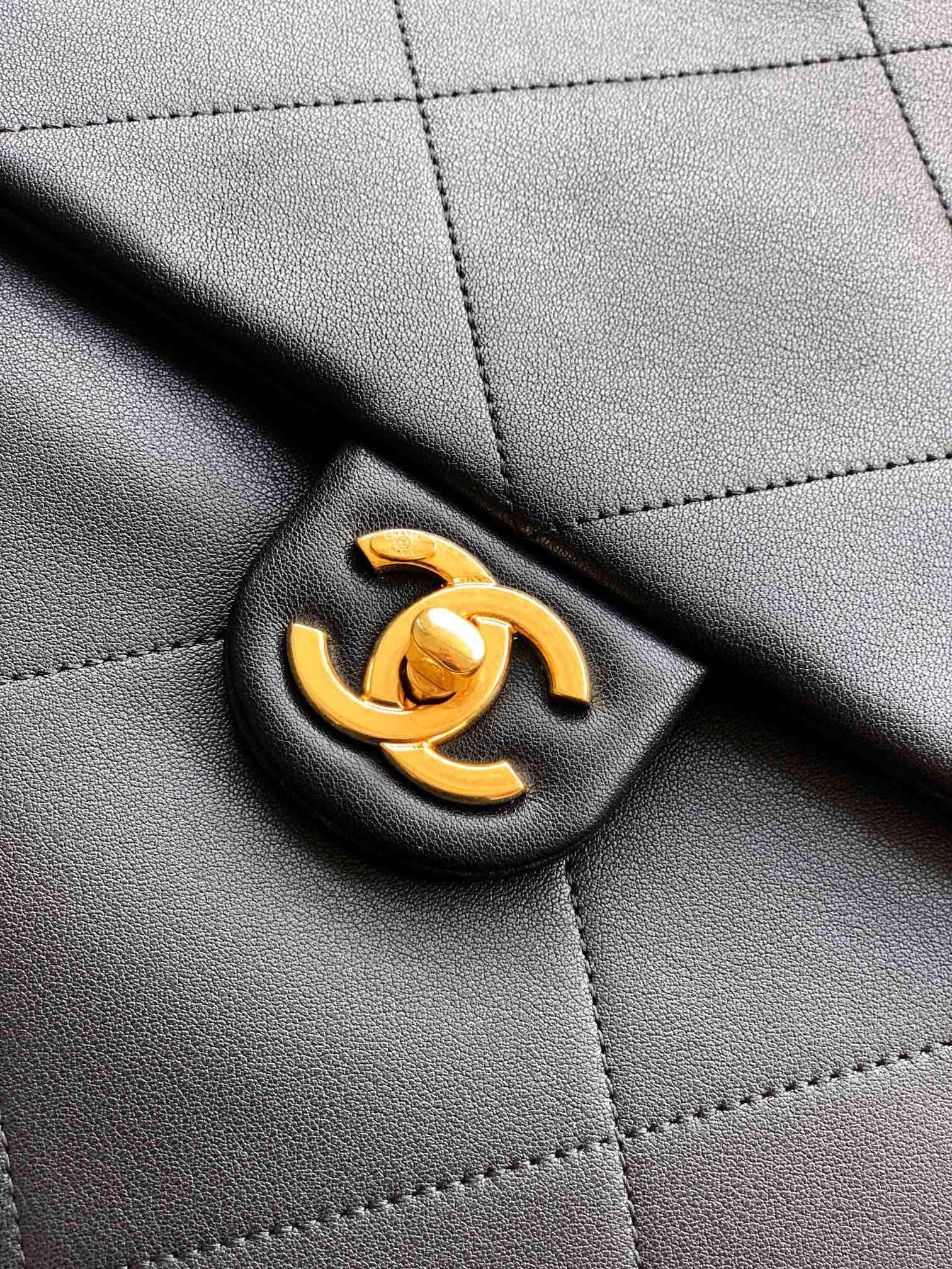 Chanel 25K Hippi Hobo Maxi Çanta – Parlak Dana Deri