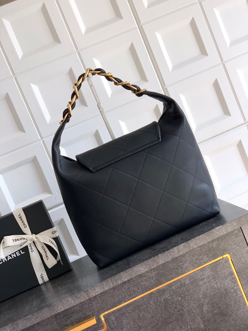 Chanel 25K Hippi Hobo Maxi Çanta – Parlak Dana Deri
