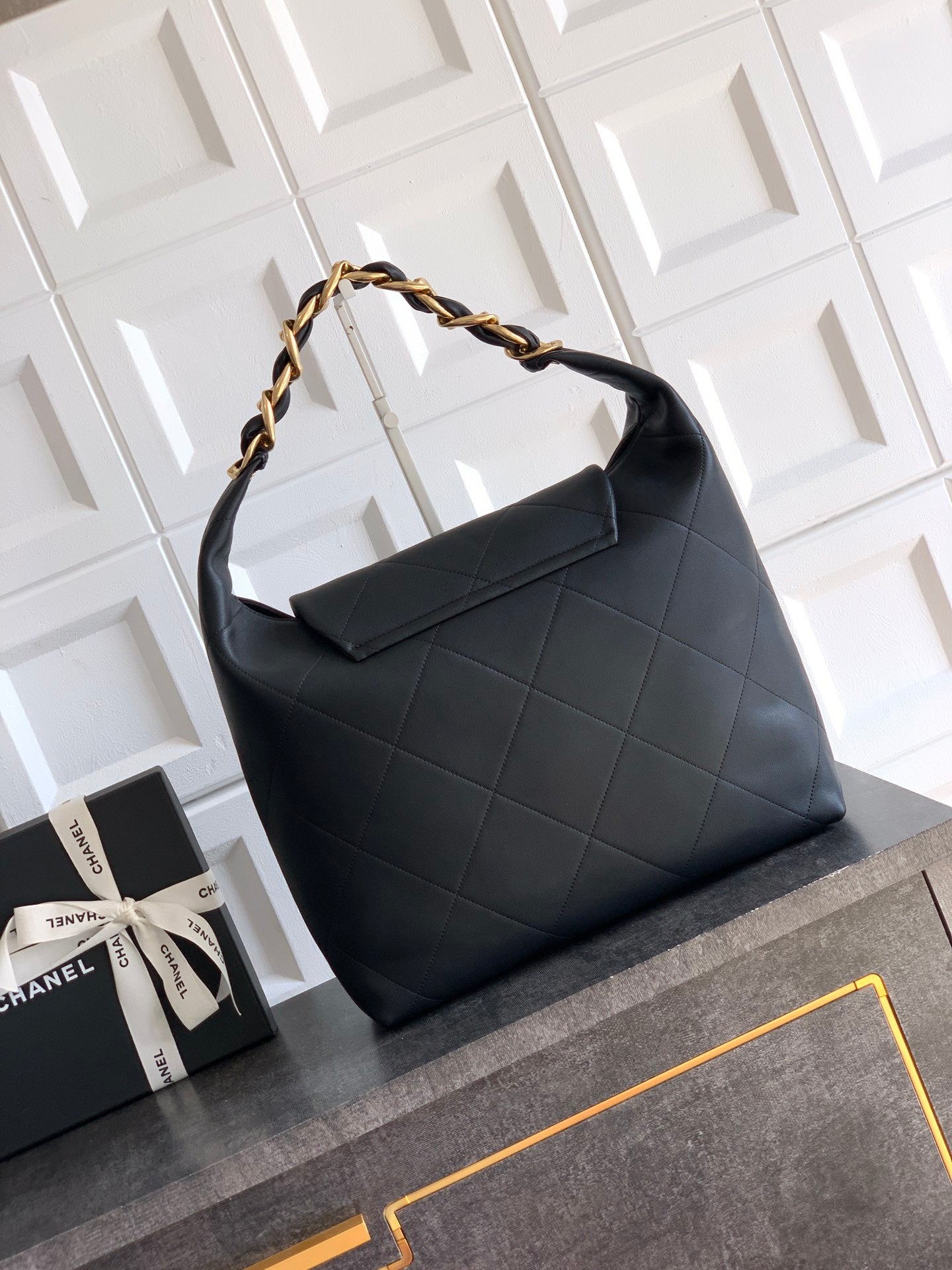Chanel 25K Hippi Hobo Maxi Çanta – Parlak Dana Deri