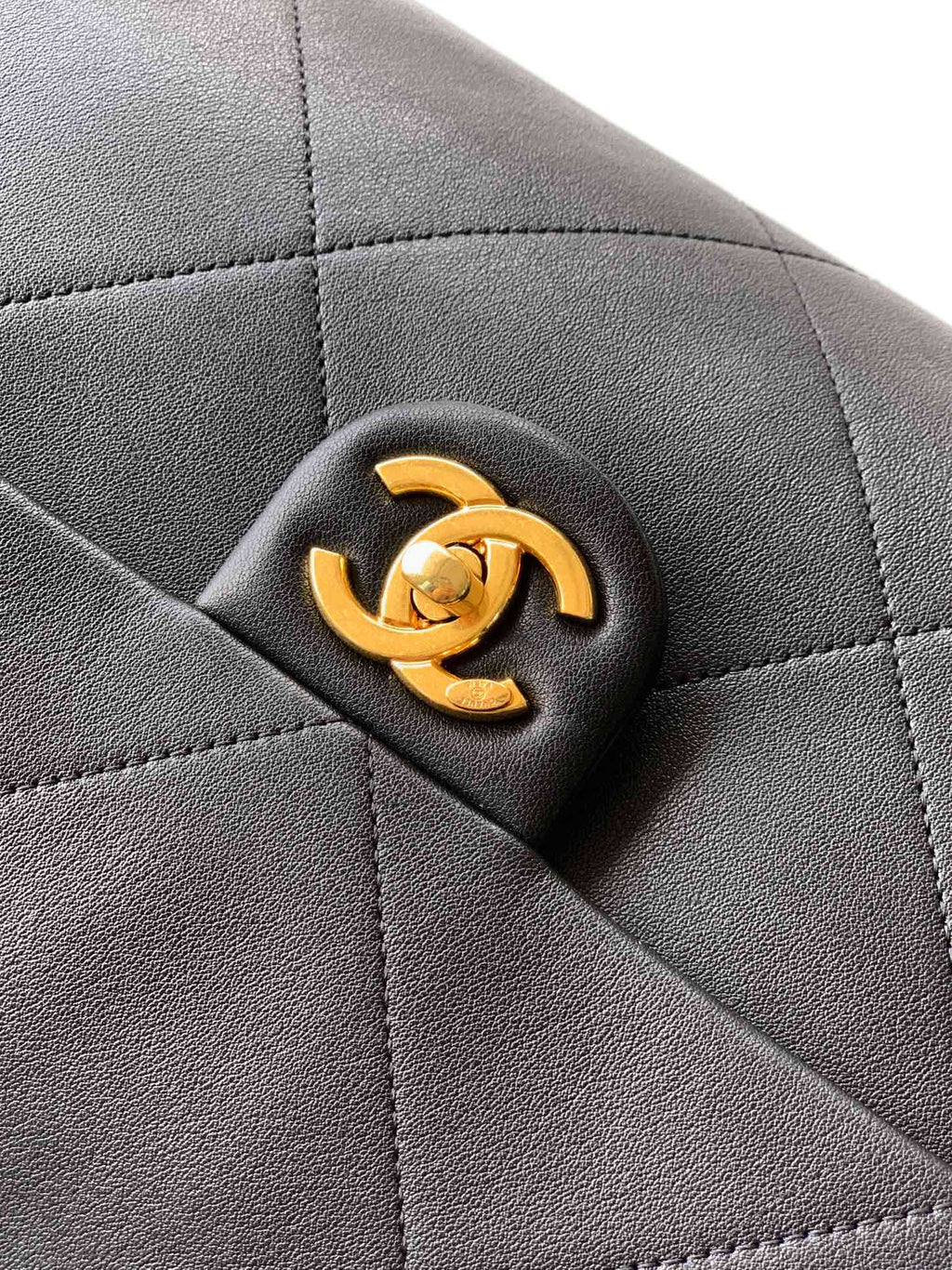 Chanel 25K Hippi Hobo Maxi Çanta – Parlak Dana Deri