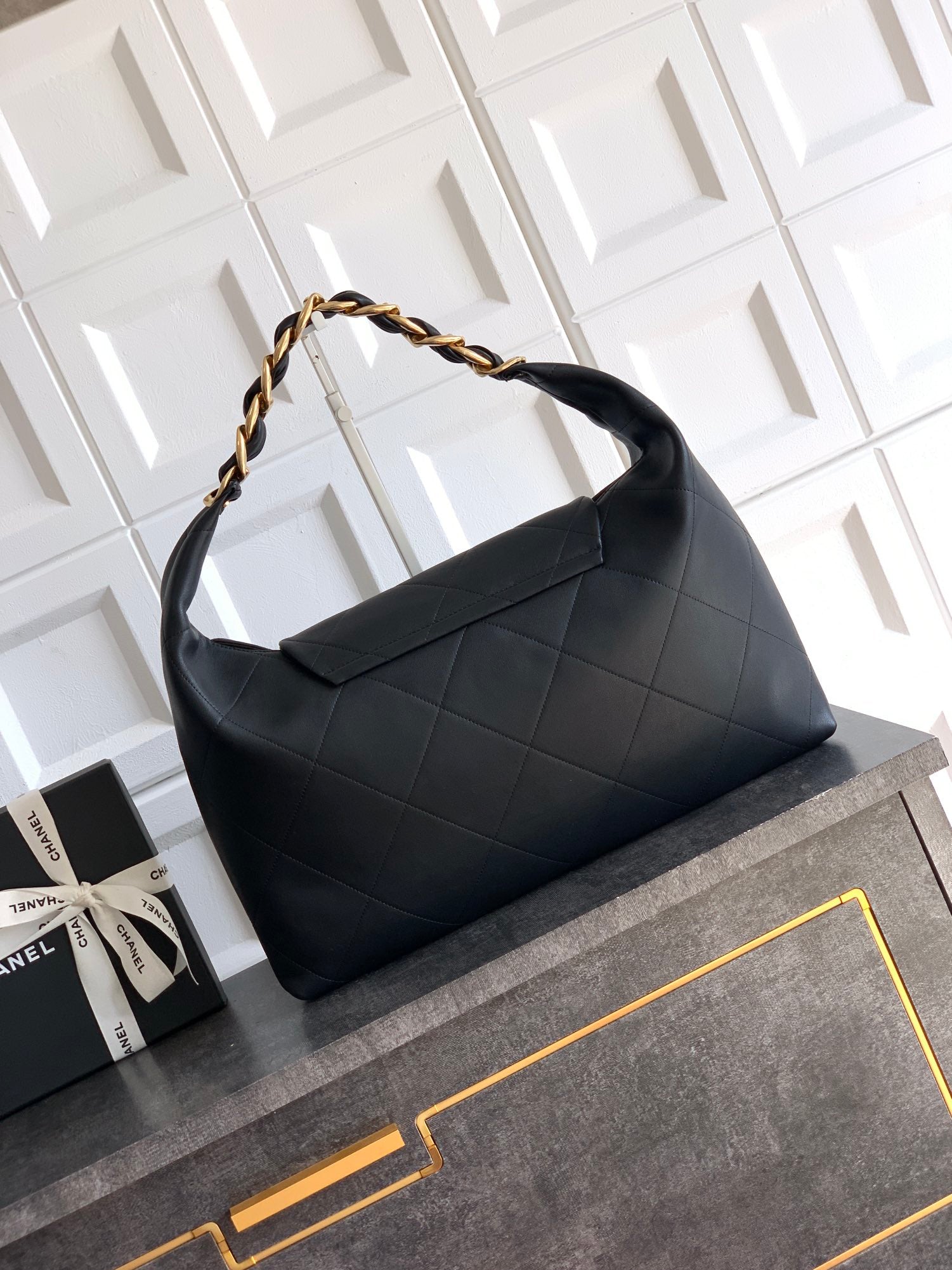 Chanel 25K Hippi Hobo Maxi Çanta – Parlak Dana Deri