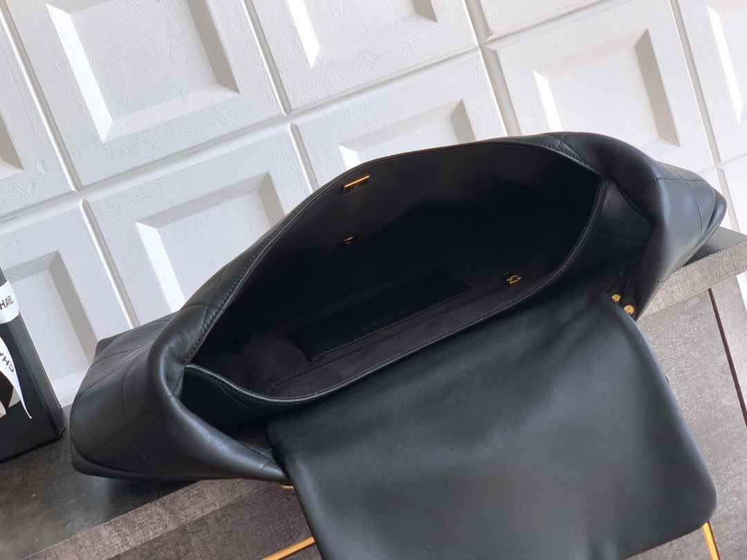 Chanel 25K Hippi Hobo Maxi Çanta – Parlak Dana Deri