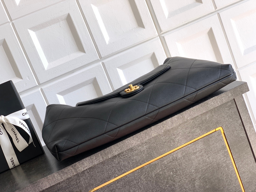 Chanel 25K Hippi Hobo Maxi Çanta – Parlak Dana Deri