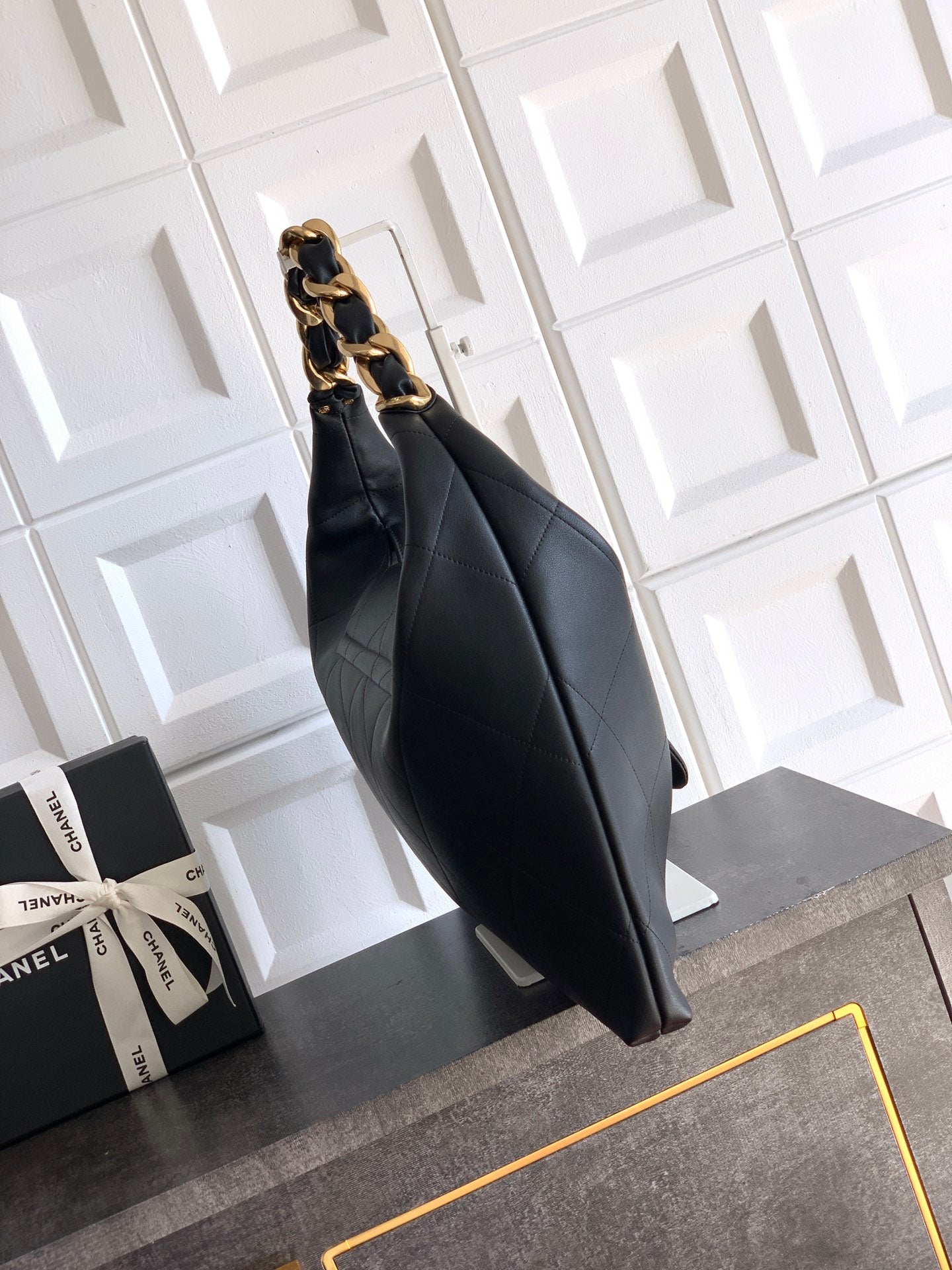 Chanel 25K Hippi Hobo Maxi Çanta – Parlak Dana Deri