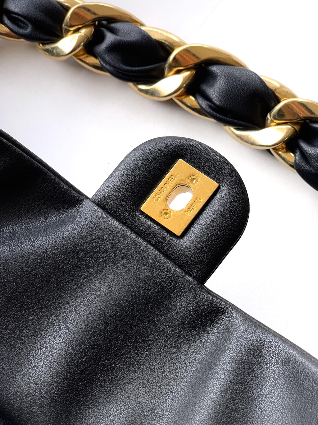 Chanel 25K Hippi Hobo Maxi Çanta – Parlak Dana Deri