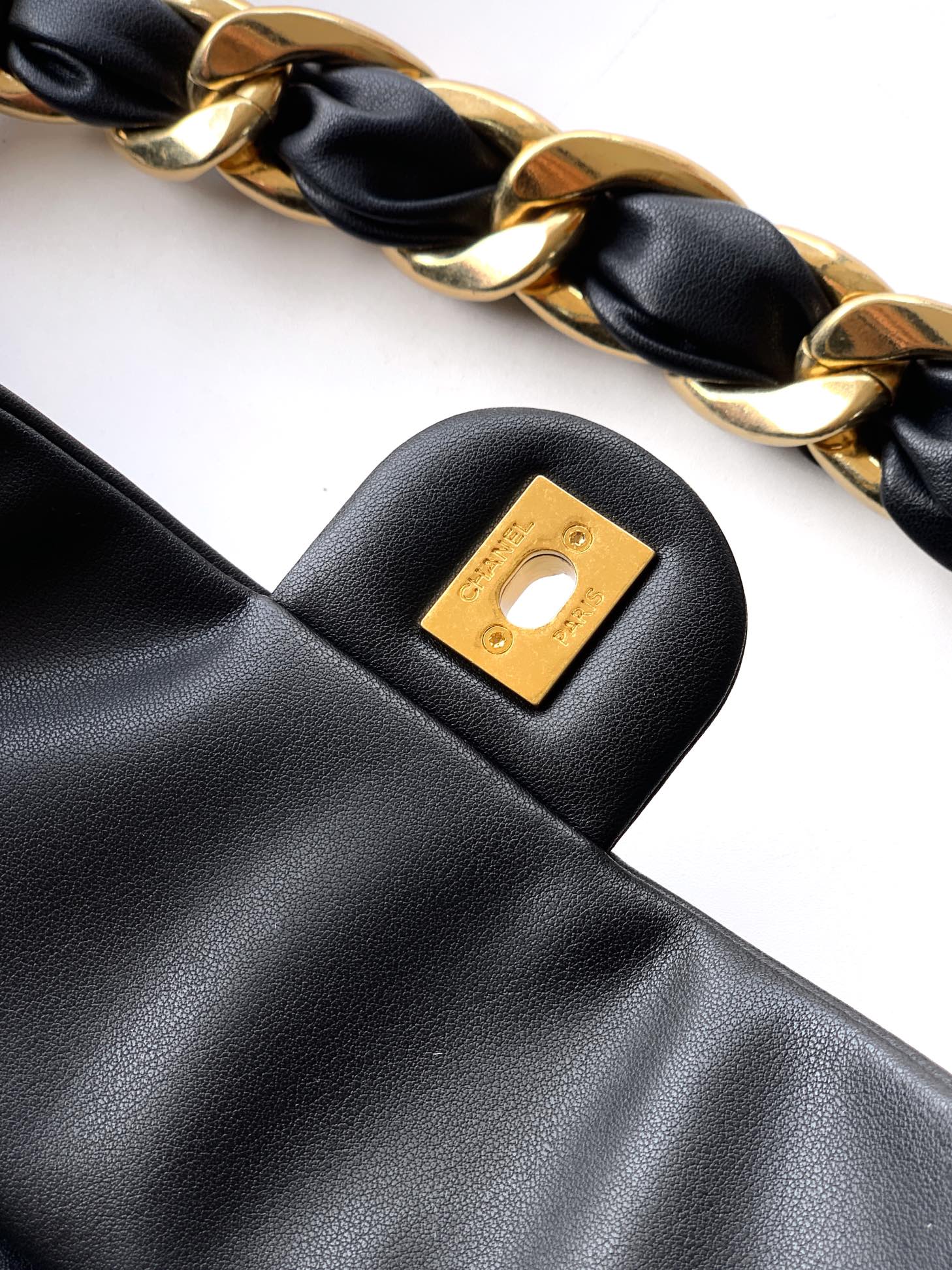 Chanel 25K Hippi Hobo Maxi Çanta – Parlak Dana Deri