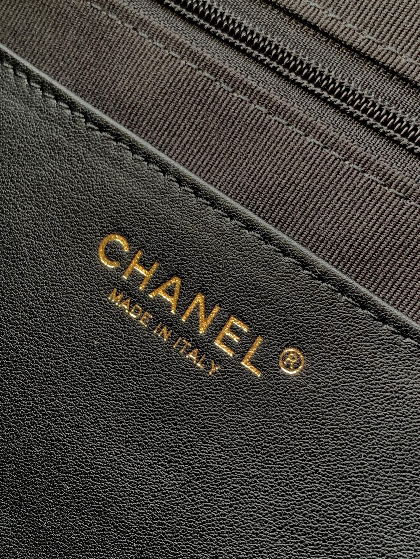 Chanel 25K Hippi Hobo Maxi Çanta – Parlak Dana Deri