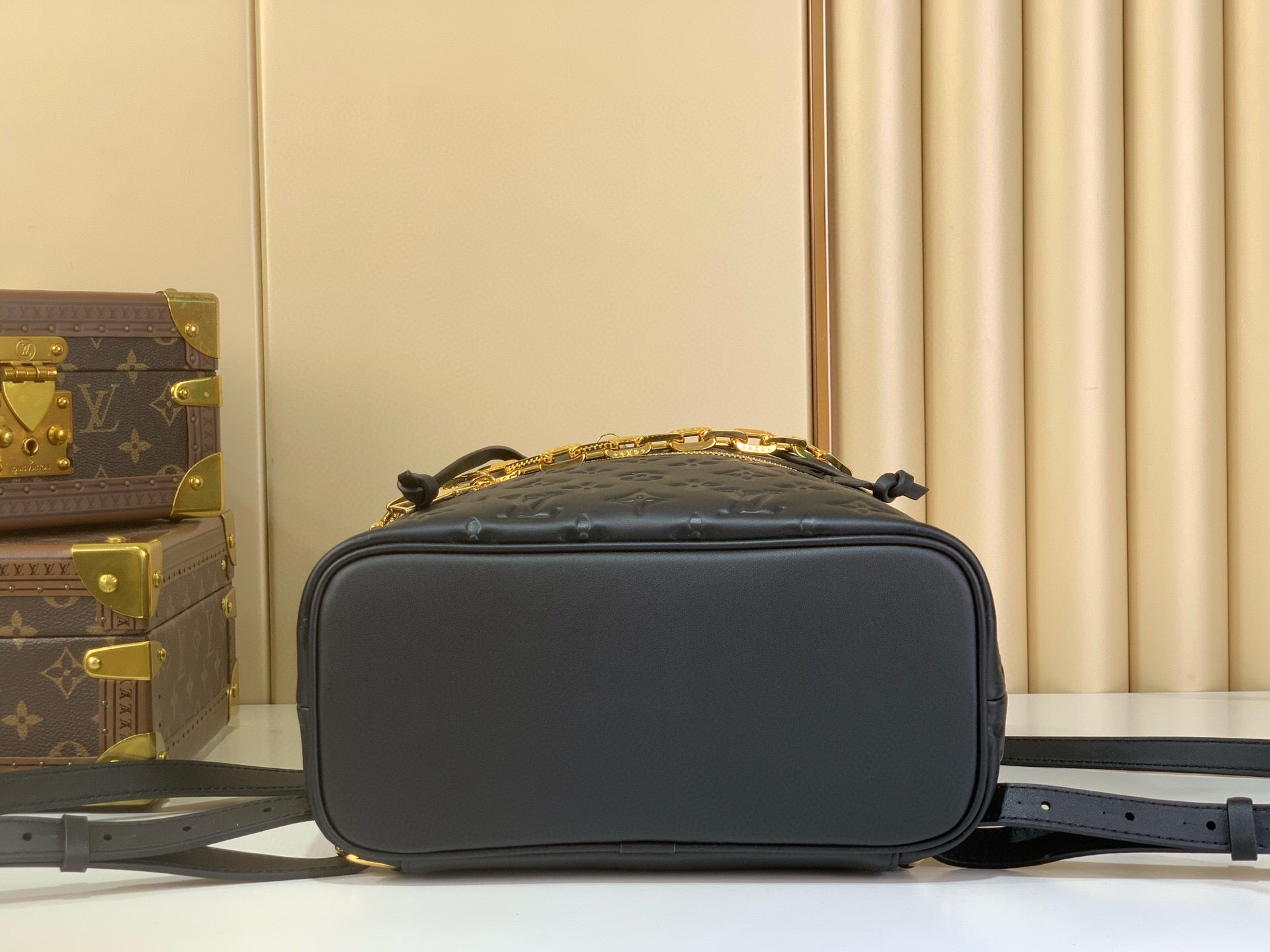 LV Coussin Sırt Çantası MM – M25508 أسود