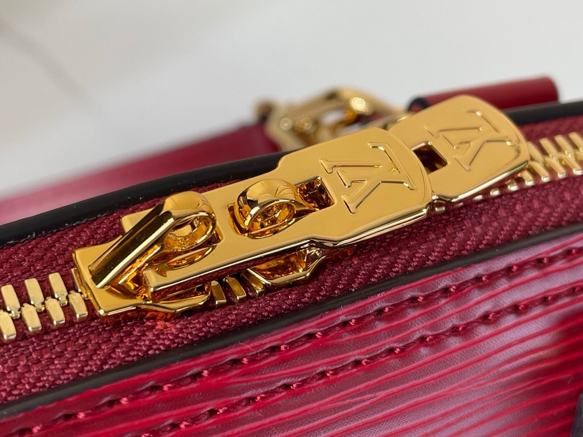 Louis Vuitton Sac Alma BB – M25562 Bordo / Epi Dalga Deri