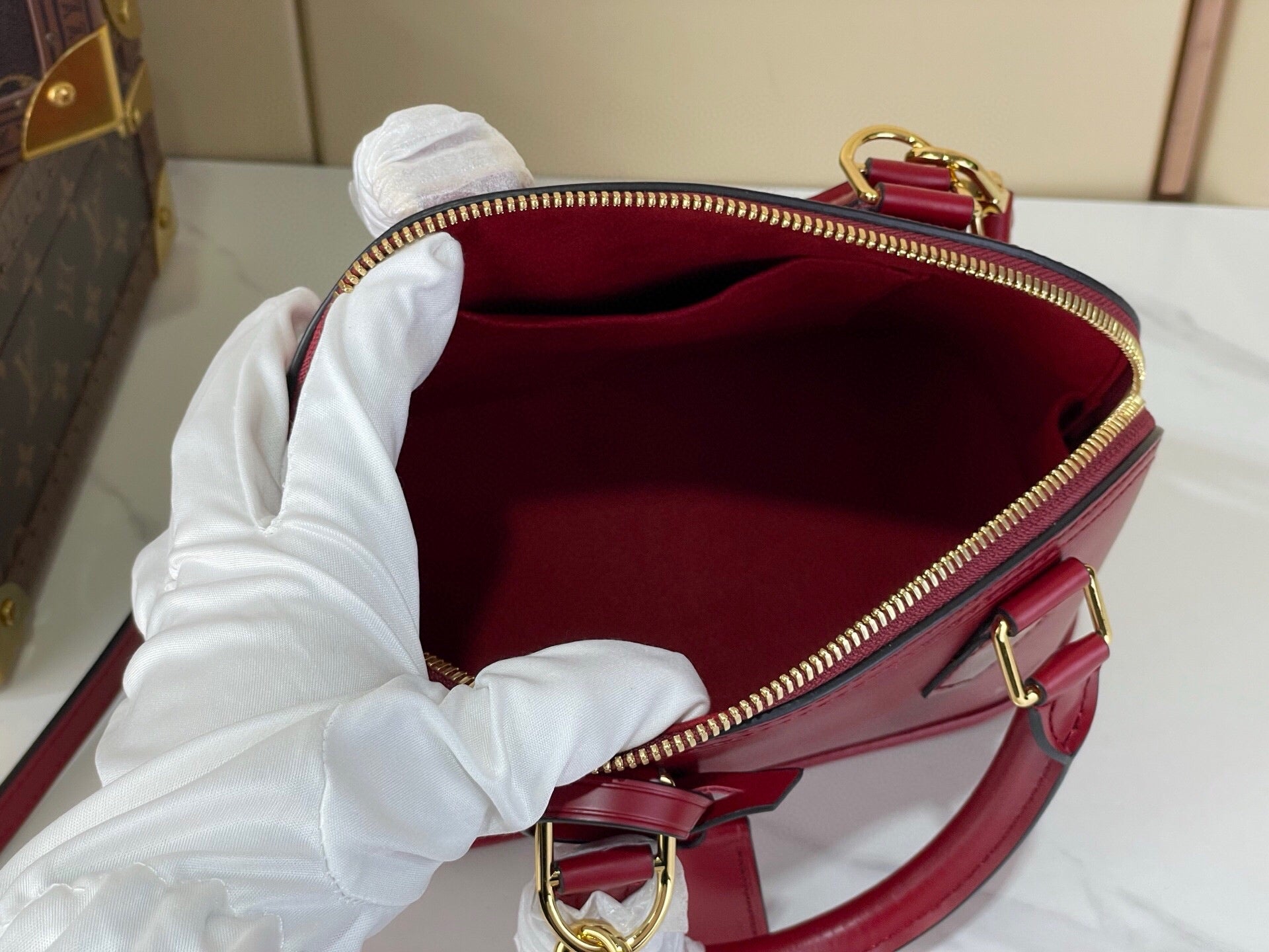 Louis Vuitton Sac Alma BB – M25562 Bordo / Epi Dalga Deri