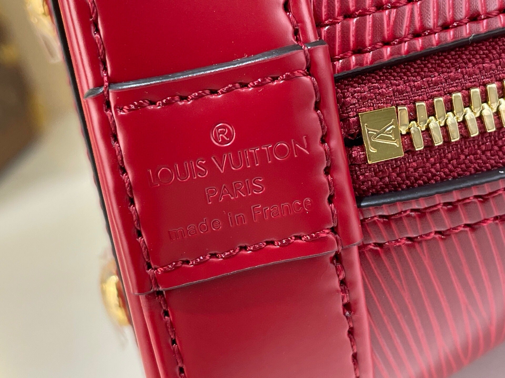 Louis Vuitton Sac Alma BB – M25562 بوردو / جلد إبي دالغا