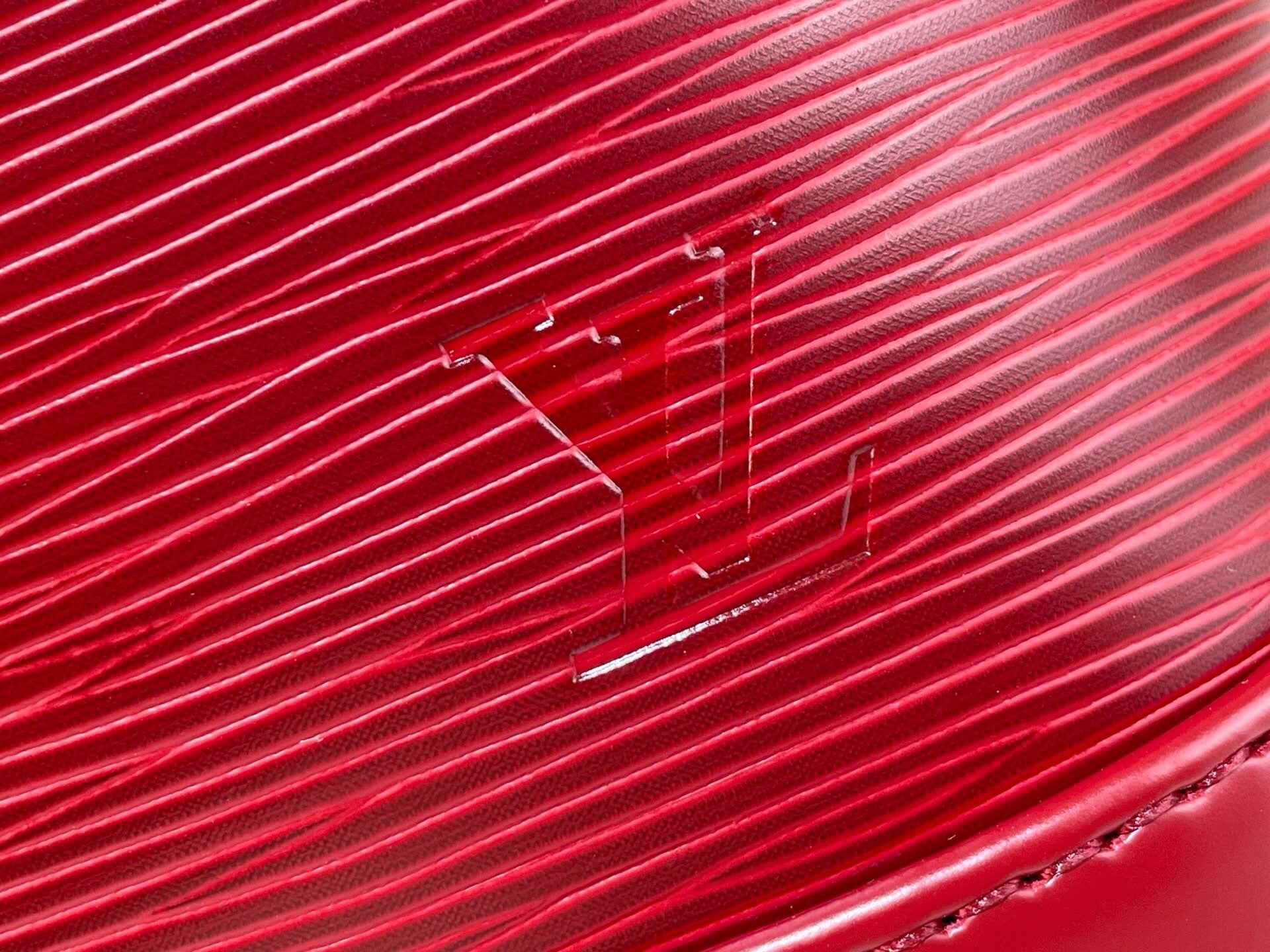 Louis Vuitton Sac Alma BB – M25562 Bordo / Epi Dalga Deri