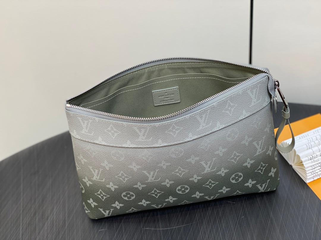 Louis Vuitton M11545 Yumuşak Seyahat Çantası - Glimmer of Luxury