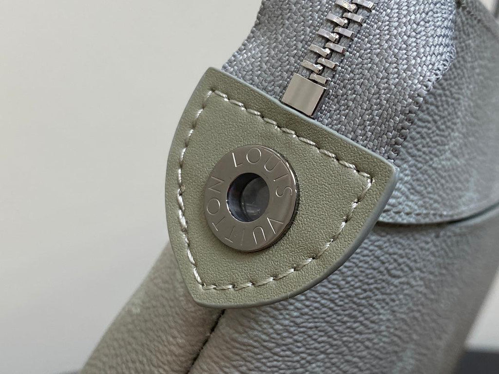 Louis Vuitton M11545 Yumuşak Seyahat Çantası - Glimmer of Luxury