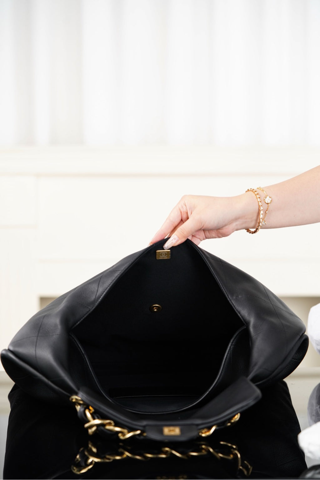 Chanel 25K Hippi Hobo Maxi Çanta – Parlak Dana Deri