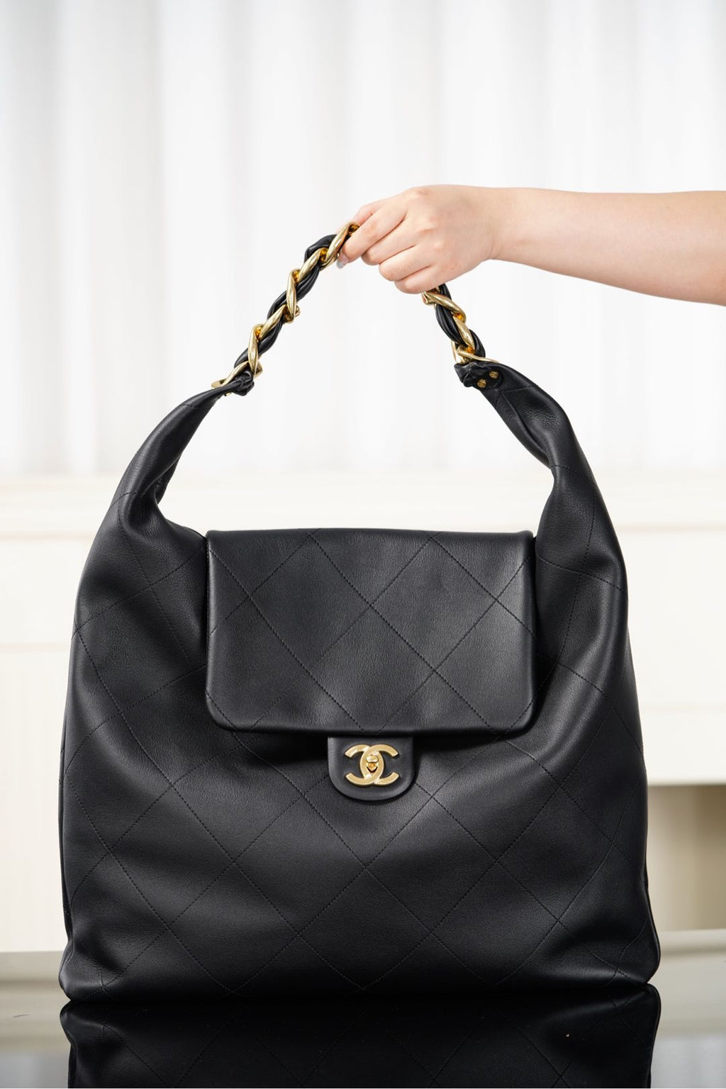 Chanel 25K Hippi Hobo Maxi Çanta – Parlak Dana Deri