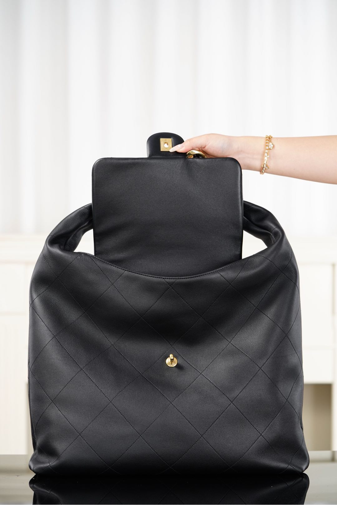 Chanel 25K Hippi Hobo Maxi Çanta – Parlak Dana Deri