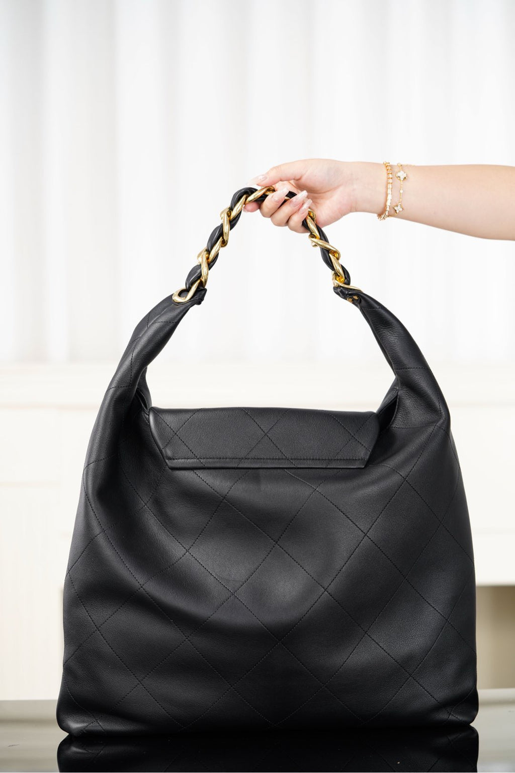 Chanel 25K Hippi Hobo Maxi Çanta – Parlak Dana Deri