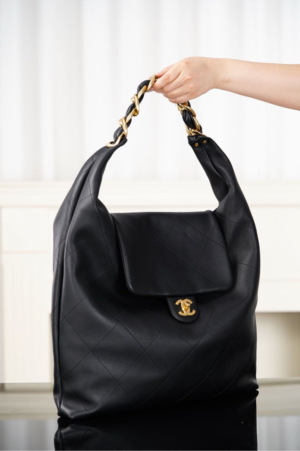 Chanel 25K Hippi Hobo Maxi Çanta – Parlak Dana Deri