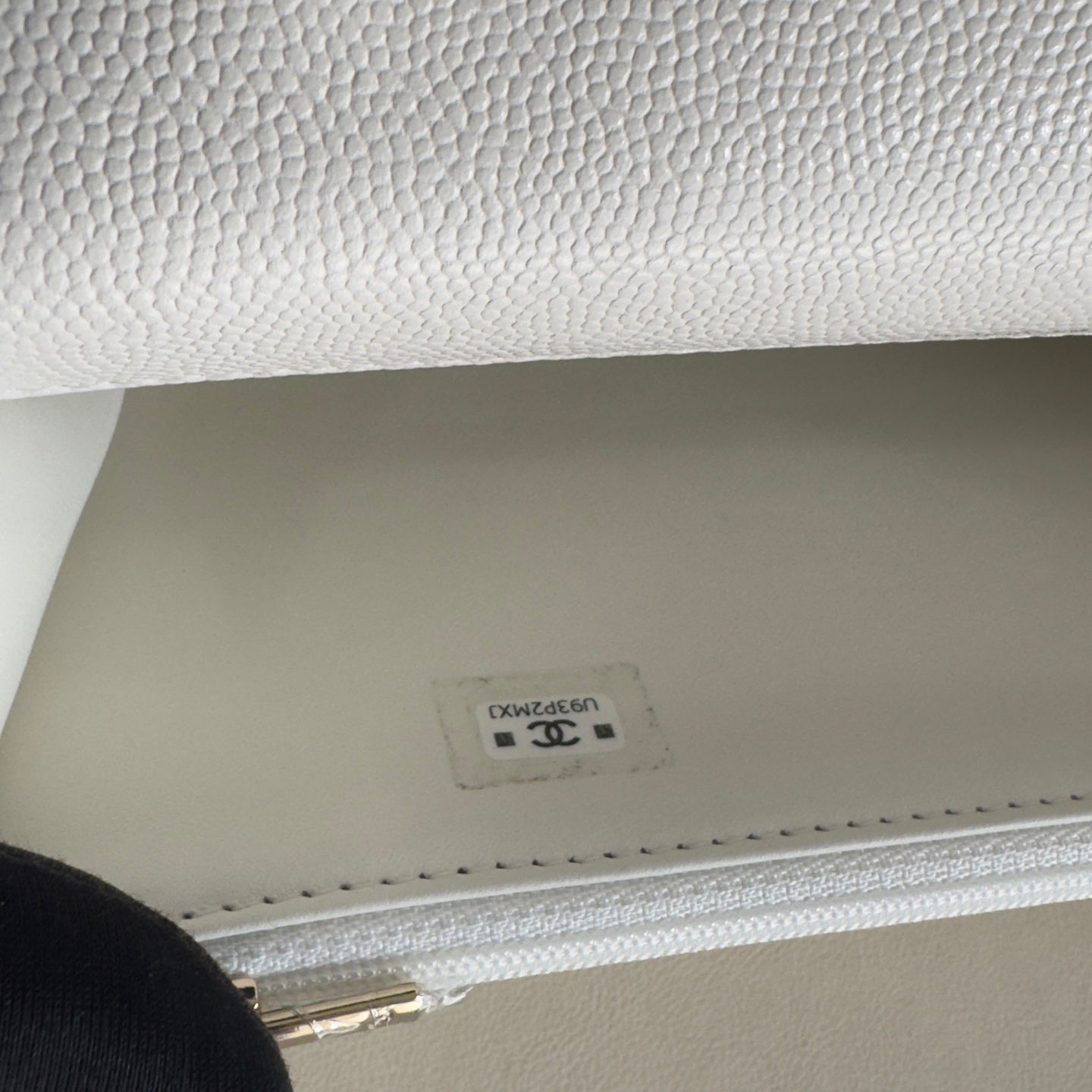 حقيبة شانيل ترندي CC ذات المقبض العلوي – جلد كافيار / تجهيزات ذهبية