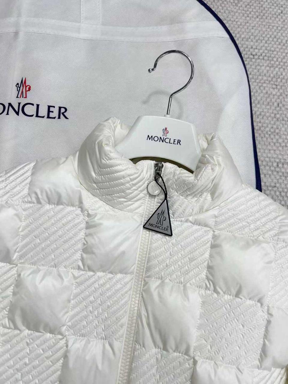Moncler Ancy Mont - Glimmer of Luxury