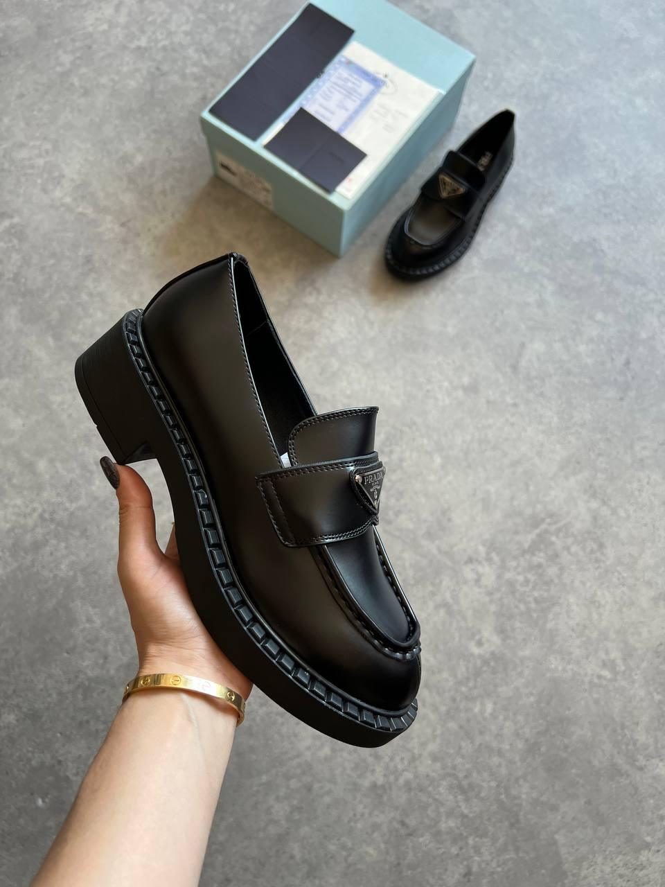 Prada Fırçalanmış Deri Loafer - Glimmer of Luxury