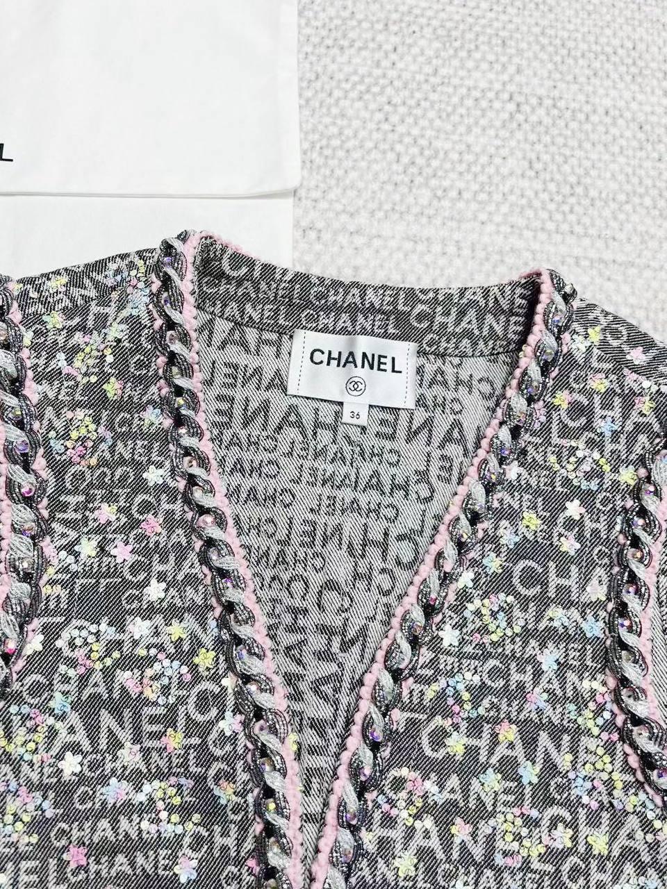 CHANEL 24C Podyum Yeleği Siyah/Ekru/Çok Renkli - Glimmer of Luxury