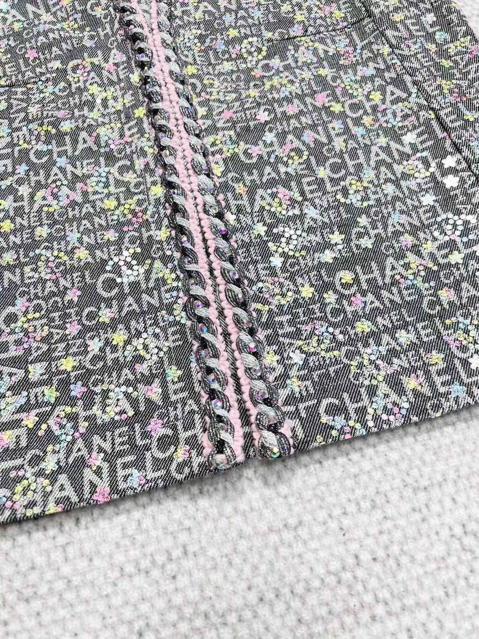 CHANEL 24C Podyum Yeleği Siyah/Ekru/Çok Renkli - Glimmer of Luxury