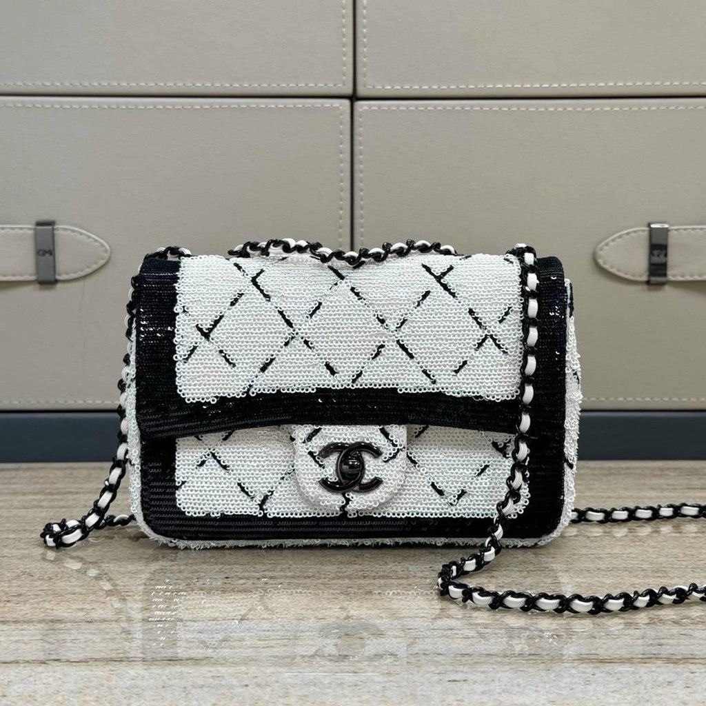Chanel Sequin CC Küçük Tek Kanatlı Beyaz Siyah - Glimmer of Luxury