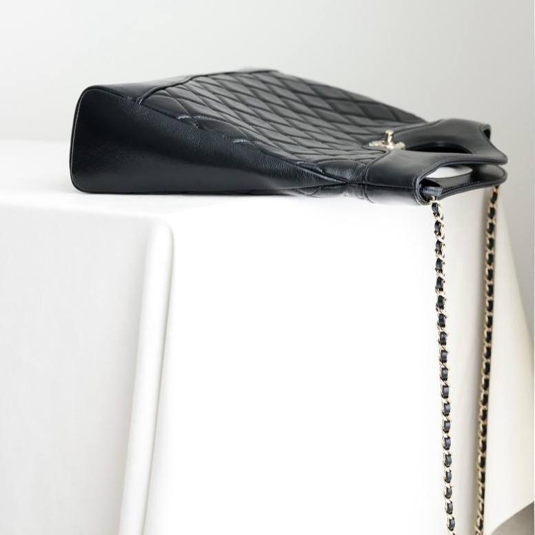 Chanel Parlak Kuzu Derisi Kapitone 31' Alışveriş Çantası Siyah - Glimmer of Luxury
